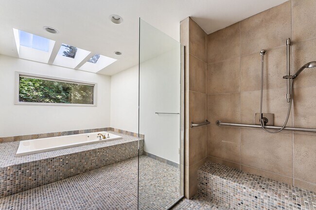 Building Photo - 4-Bedroom Luxury Home for Rent by Portland...