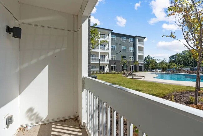 Building Photo - Newer 1 bedroom condo in The Ontario in Na...
