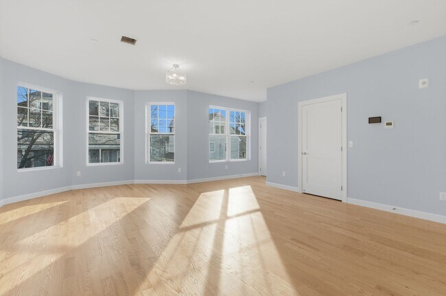 Building Photo - 19 Simon St