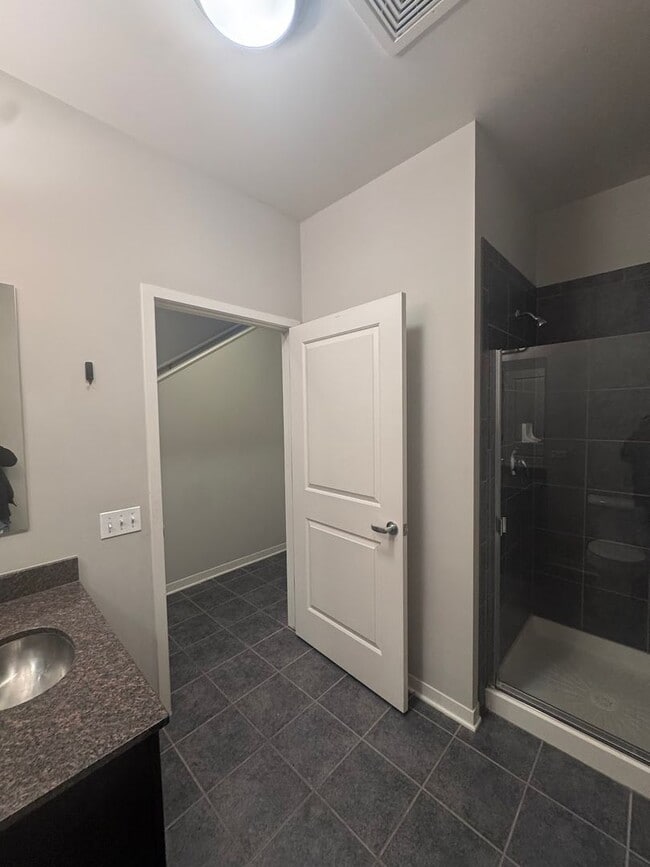Building Photo - Modern 3BD/3BA Townhome Near North side wi...