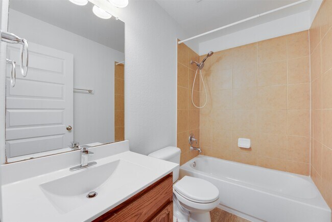 Building Photo - 2410 Lakecrest Town Dr
