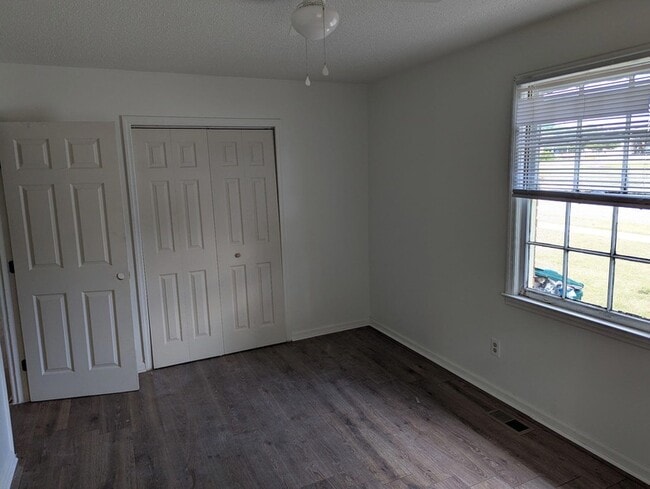 Building Photo - 609 Rucker Dr S