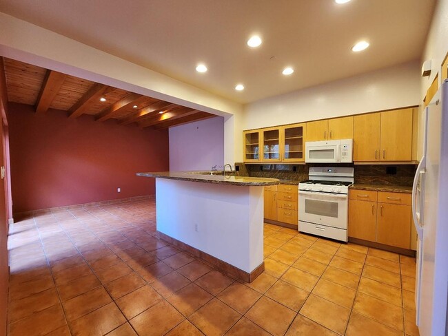 Building Photo - 617 Avenida Colima