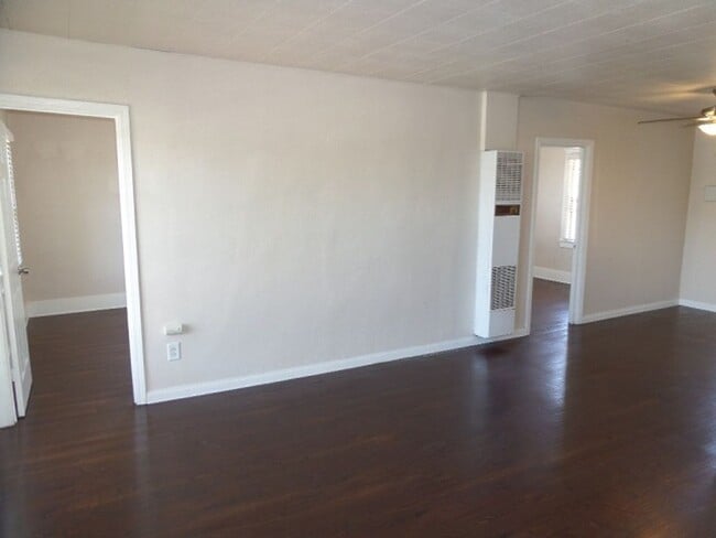 Building Photo - 2 bedroom 1 bathroom Craftsman Home locate...