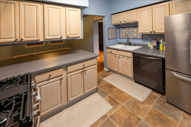 Building Photo - 6042 N Kenmore Ave