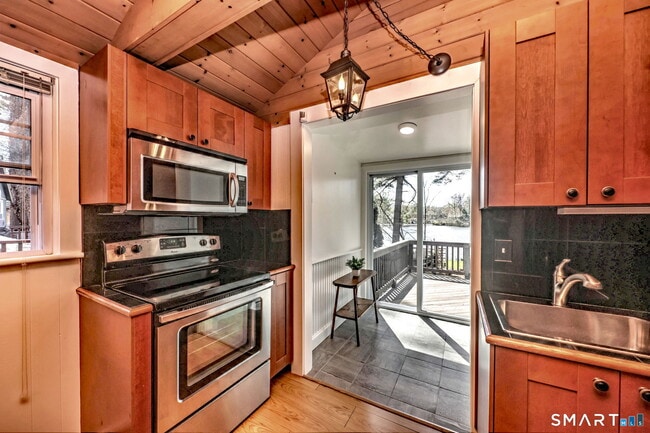 Building Photo - 10 Old Pinewood Trail