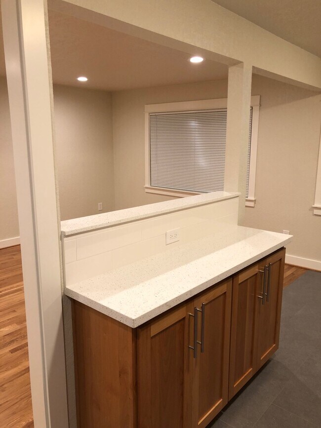 Building Photo - Like New Modern 2BD First Floor New Hardwo...