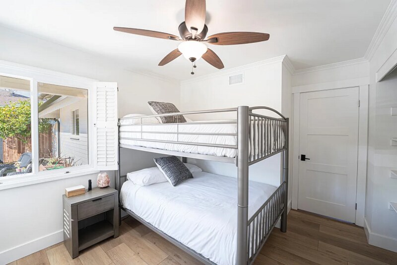 Building Photo - 2858 Drake Ave