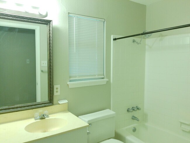 Building Photo - 4622 Newbury Ln