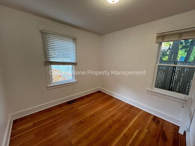 Building Photo - 2 bed house in incredible location!