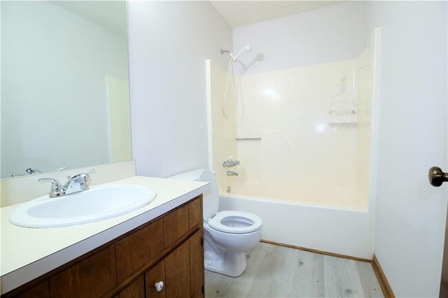 Building Photo - 585 Wayside Dr