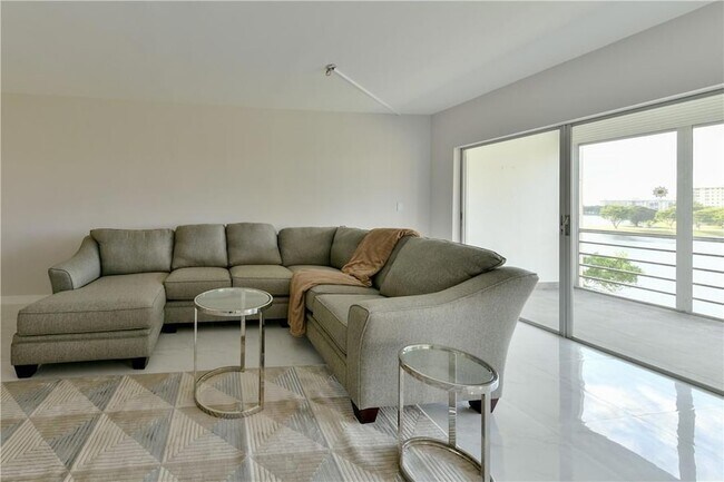 Building Photo - 2751 N Palm Aire Dr