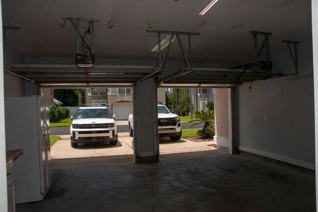 Building Photo - Luxury 3 bedroom 3.5 bath home in GATED community with BOAT SLIP!