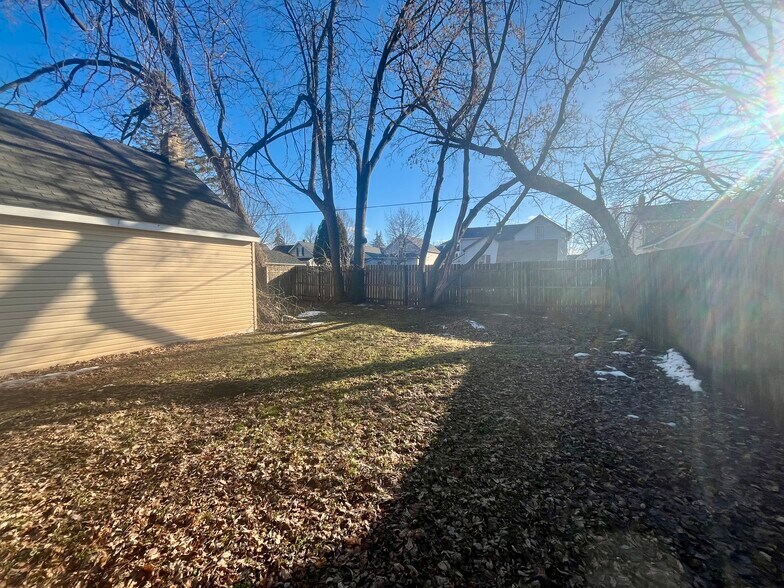 Building Photo - 817 W Packard St