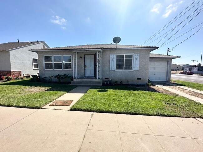 Building Photo - 2 Bed 1 Bath, Large Backyard!