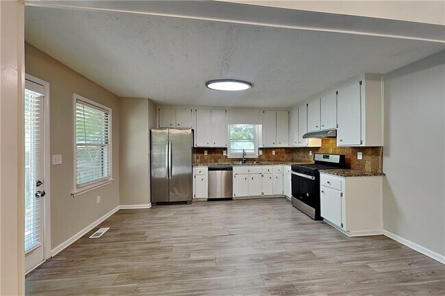 Building Photo - 4125 Inola Trail NE
