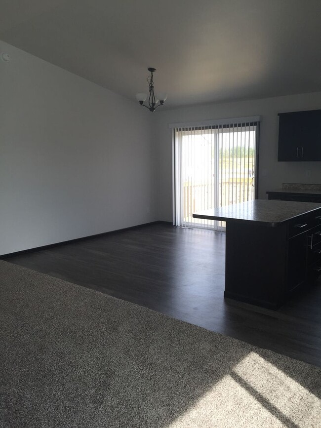 Building Photo - 4 Bed 3 Bath Single Family Home