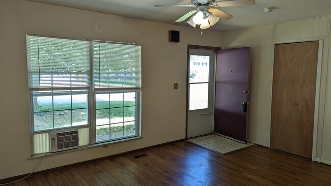 Building Photo - 3 Bed 2 bath home located near shopping, schools, and parks
