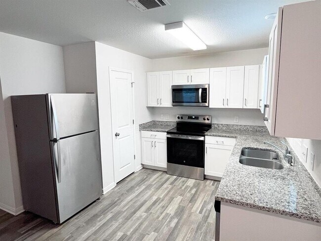 Building Photo - 15717 Del Norte Dr