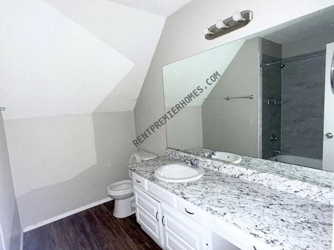 Building Photo - 1110 E 137th Pl