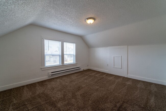 Building Photo - Charming 1910 Craftsman 4bd/2ba Tacoma House for Rent!