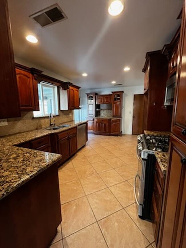 Building Photo - 3613 Dovewood St