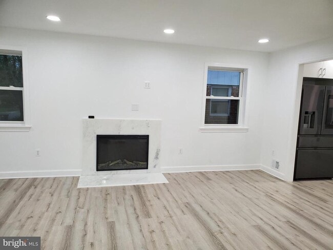 Building Photo - 212 N Van Buren St