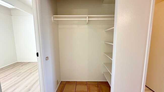 Building Photo - AVAILABLE NOW! 2 BED/1 BATH TOWNHOME W/ LO...