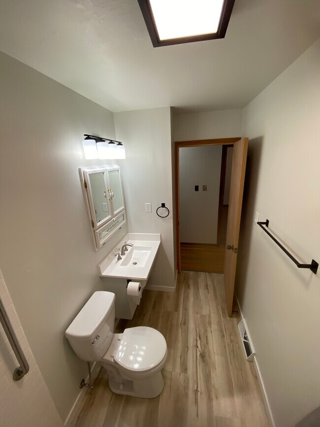 Building Photo - 4000 SE Mercier St