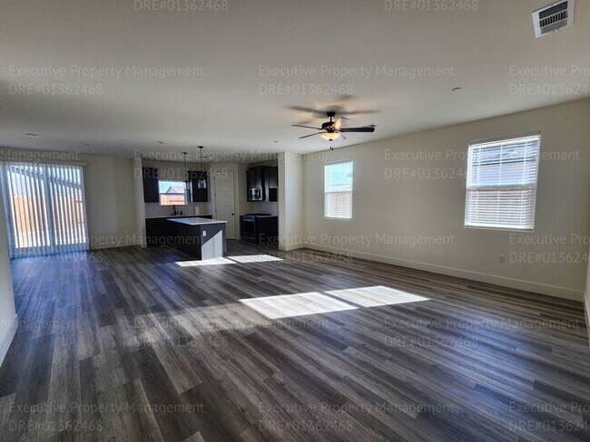 Building Photo - 4 bedroom/ 3 bathroom split-wing home.