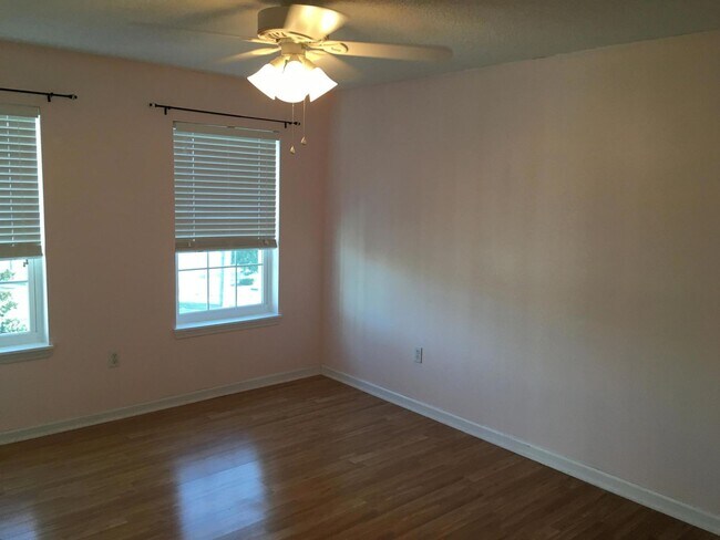 Building Photo - 2 Bedroom Condo in Indian Lake!
