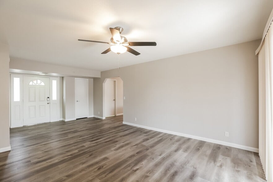 Building Photo - 307 W Nopal Pl