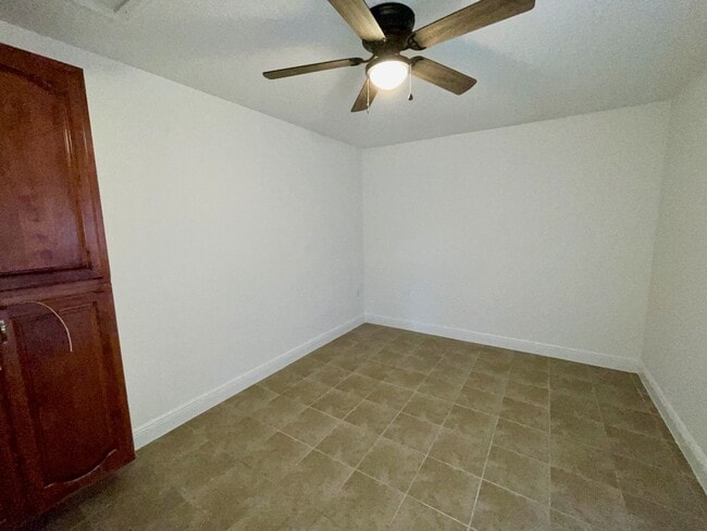 Building Photo - Southern Oaks 2 / 2 with Office & Sun Room