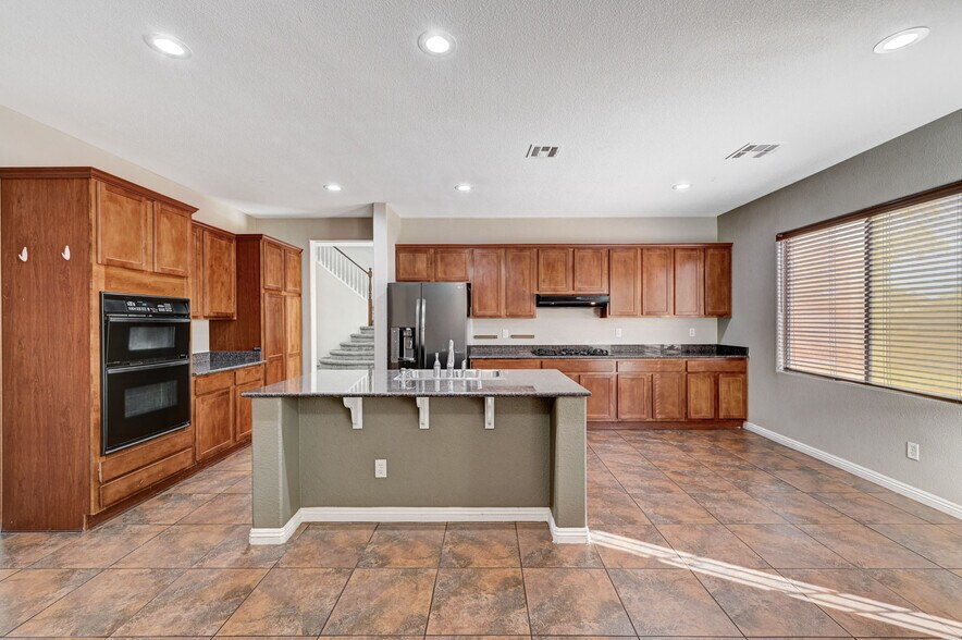 Building Photo - 8125 Chestnut Hollow Ave
