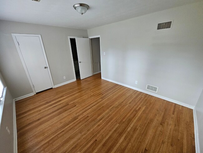 Building Photo - Massive 4BR/3BA Memphis Rental | Brick Fireplace & Built-Ins | Fenced Yard!