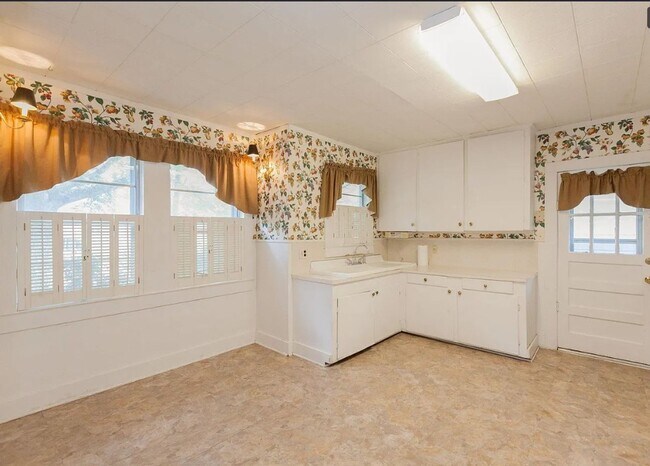 Building Photo - Mid City Beauty for Lease