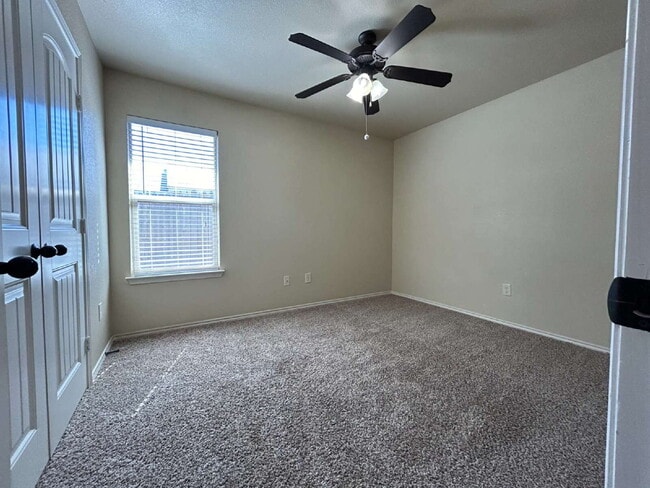 Building Photo - Duplex Located Just Off S. Loop Convenient...