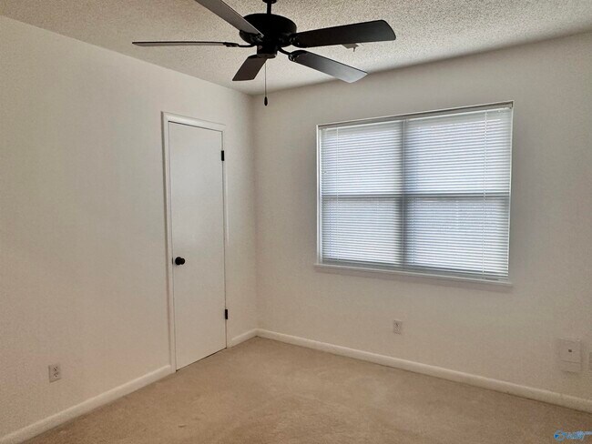 Building Photo - 9727 Wallwood Dr SE