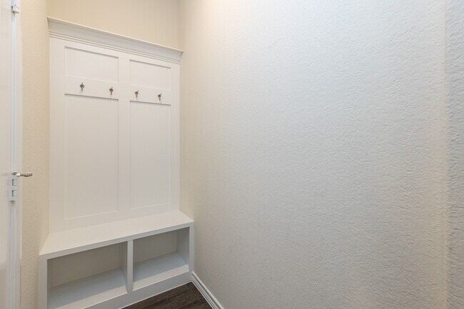 Building Photo - 11 Pioneer Canyon Pl