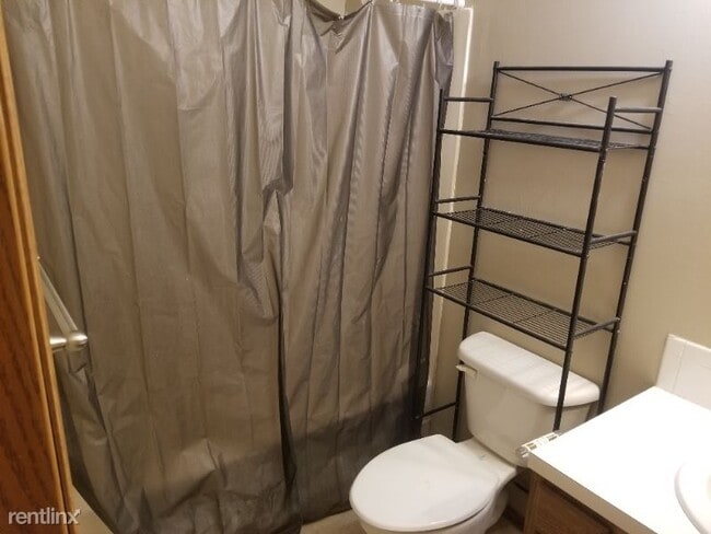 Building Photo - 2 br, 1.5 bath Townhome - 323 N. Madison