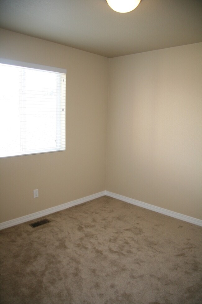 Building Photo - Two Story Townhouse in Old Colorado City!