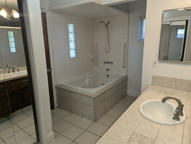 Building Photo - Beautiful 4 Bedroom House in NW Bakersfield with Pool!