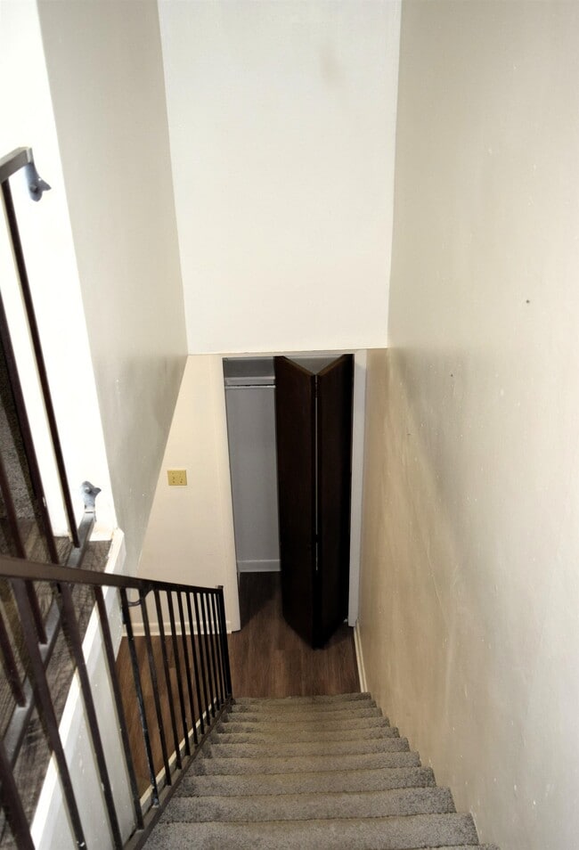 Building Photo - 409 Westwood Dr