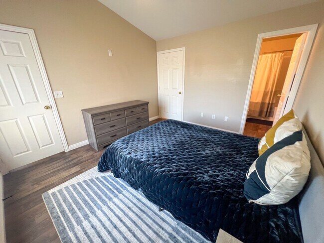 Building Photo - Fully Furnished Stunner Close to UNR!!