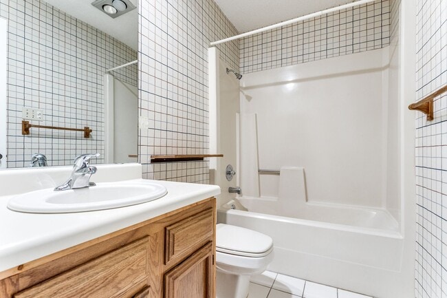 Building Photo - 4-BEDROOM IN BLOSSOM PARK