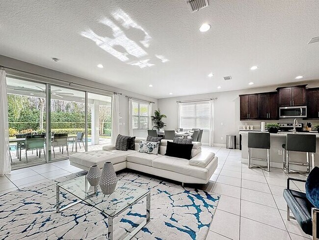 Building Photo - 8 Bedrooms 7 baths on a resort community