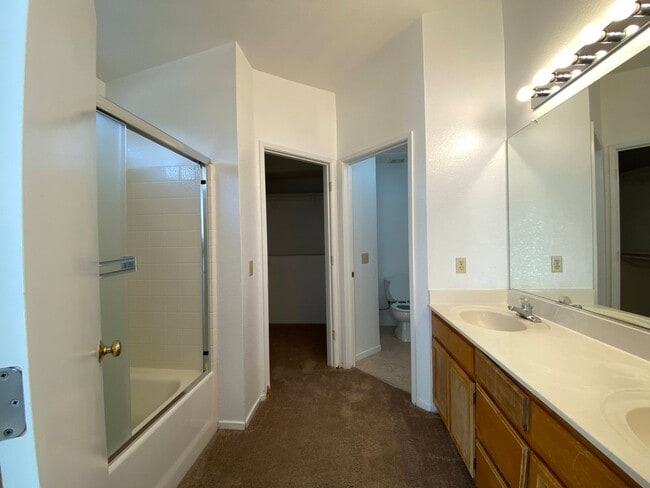 Building Photo - Large Four Bed, Three Bath Home with a Pool
