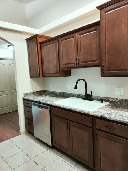 Building Photo - 2310 Cliffmoor Ln