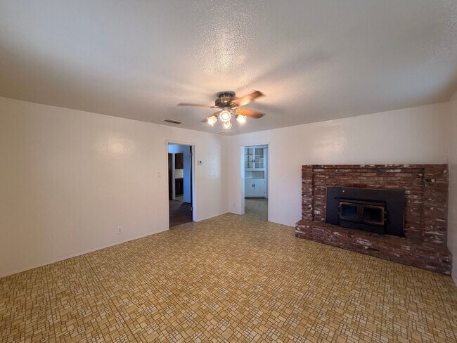 Building Photo - Country Style Living in Bakersfield