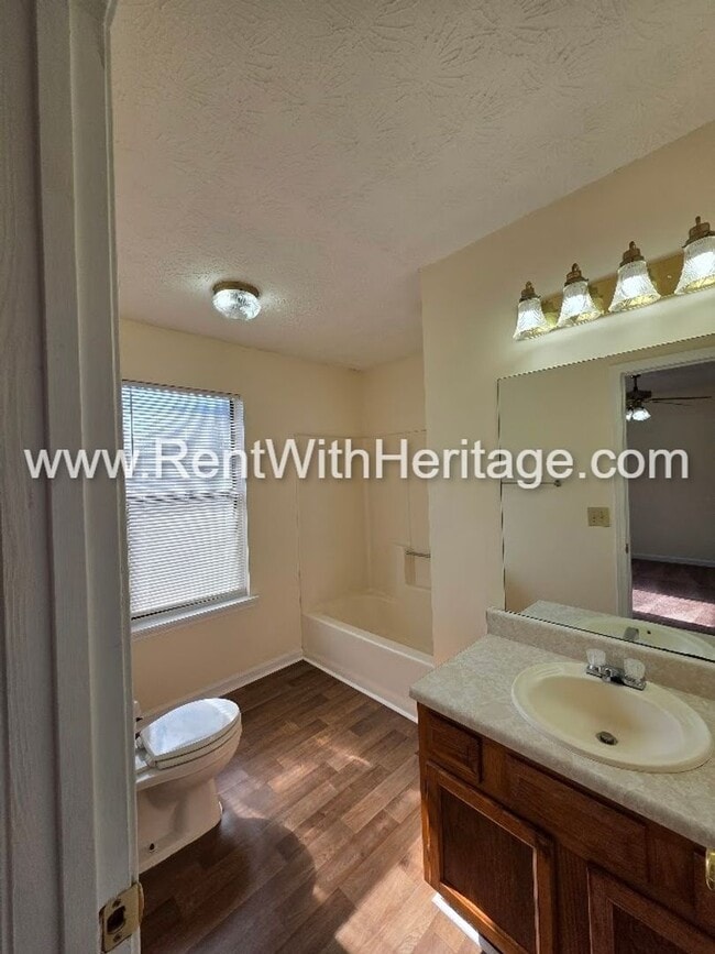 Building Photo - Amazing 3 bedroom, 2.5 bath townhome/ Great Roommate Floorplan / Great Location